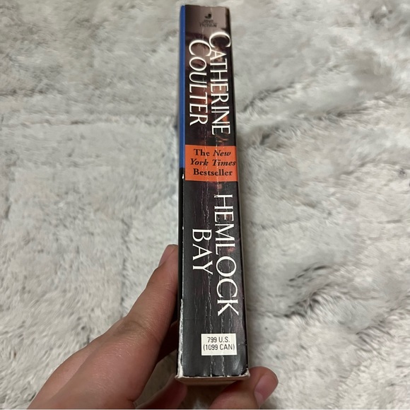 🌴Hemlock Bay by Catherine Coulter Paperback Book - Picture 2 of 4